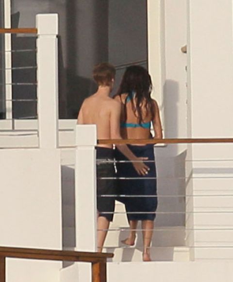 justin bieber and selena gomez at the beach. justin bieber and selena gomez